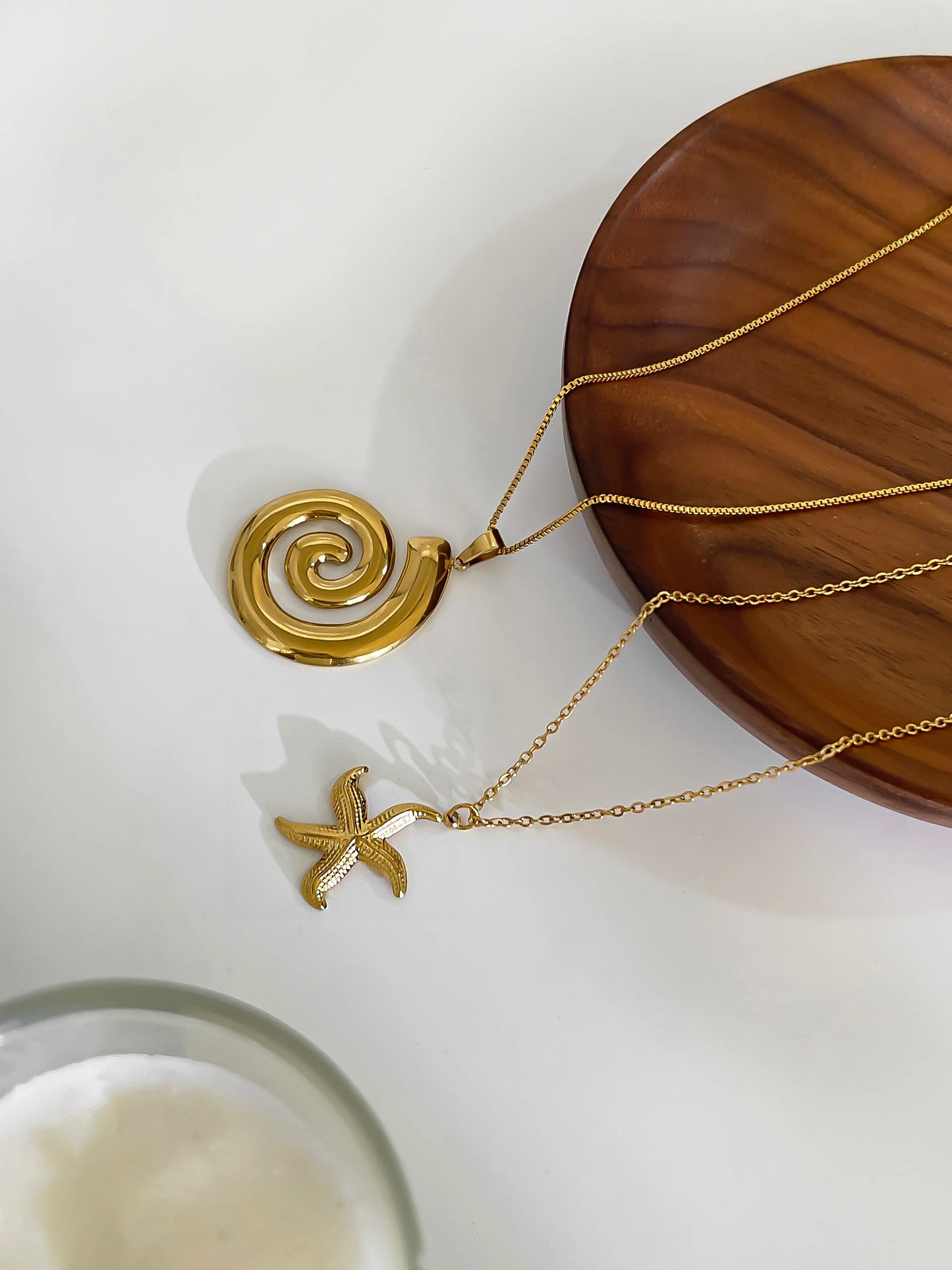 Collier Peri'sbox avec pendentif en spirale creuse en forme d'étoile de mer pour femme, plaqué or 18 carats, anti-ternissement, idéal pour l'été